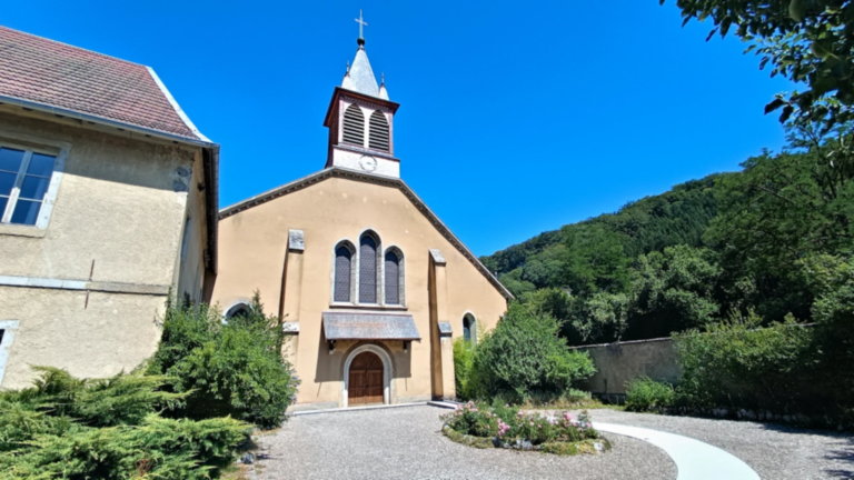 Façade et clocher de l’église abbatiale Notre-Dame de la Grâce-Dieu