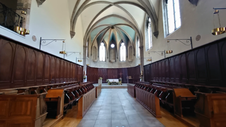 Chœur de l’église de la Grâce-Dieu entouré de stalles en bois