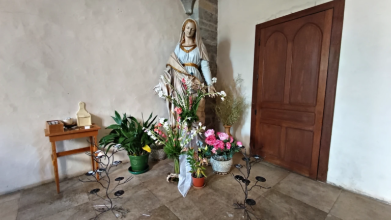Statue fleurie de la Vierge Marie à l’intérieur de l’abbaye de la Grâce-Dieu