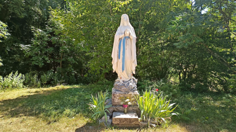 Statue mariale installée près du parking de l’abbaye Notre-Dame de la Grâce-Dieu