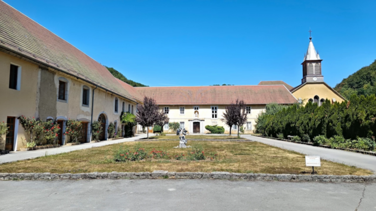 Cour intérieure, bâtiments conventuels et clocher de l’abbaye de la Grâce-Dieu