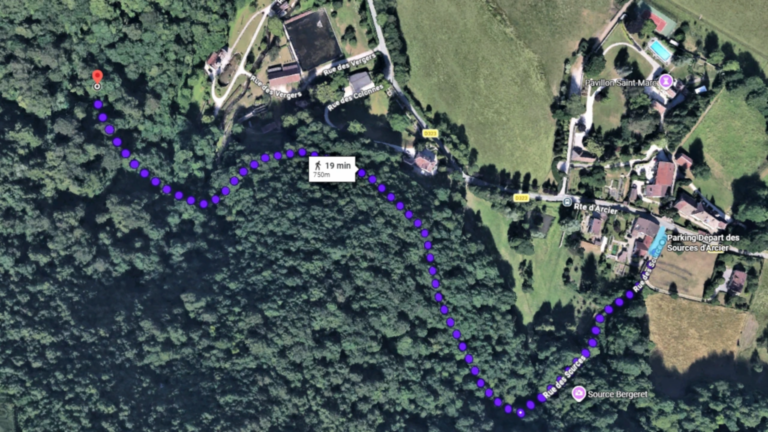 Carte localisant la source d'arcier dans le Doubs, avec le trajet routier permettant d'accéder au parking de la source.