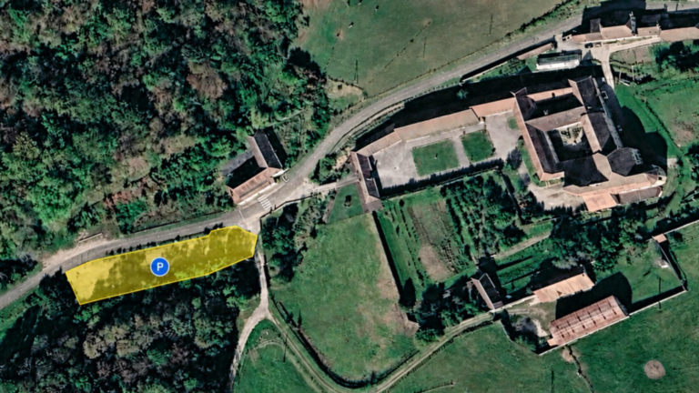 Vue aérienne de l’abbaye Notre-Dame de la Grâce-Dieu avec la zone de stationnement indiquée en jaune